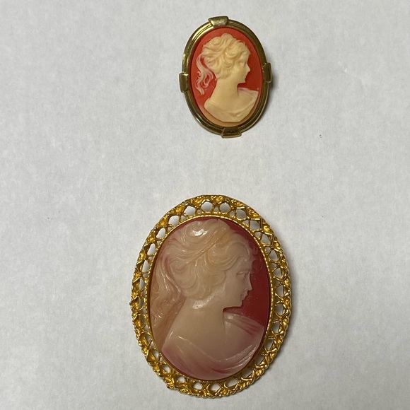 Jewelry - VINTAGE BROOCH SET